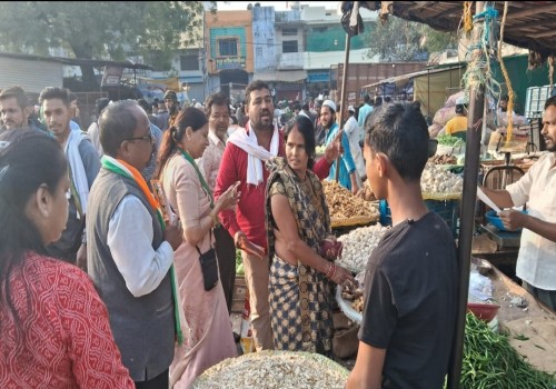 सागर विधानसभा कांग्रेस प्रत्याशी निधि जैन ने सब्जी मंडी पहुंचकर मांगा जन समर्थन