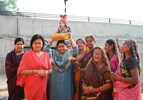 सागर विधानसभा के भाजपा प्रत्याशी शैलेंद्र जैन की पत्नी अनुश्री शैलेंद्र जैन ने माताओं-बहनों के साथ किया पूजन, दीपदान कर सागर के सुख-समृद्धि की कामना की