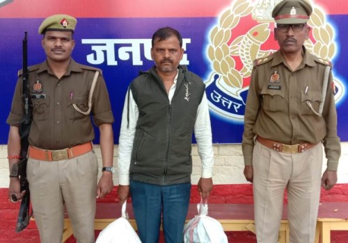 अवैध शराब के साथ एक व्यक्ति गिरफ्तार, 55 पव्वा अवैध देशी शराब सहित 851अप्रयुक्त ढक्कन बरामद* 