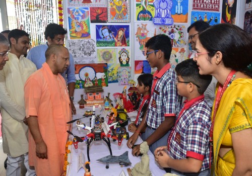 मुख्यमंत्री ने विश्व पर्यटन दिवस के अवसर पर गोरखपुर  में प्रदेश के पर्यटन स्थलां पर आधारित प्रदर्शनी का उद्घाटन किया