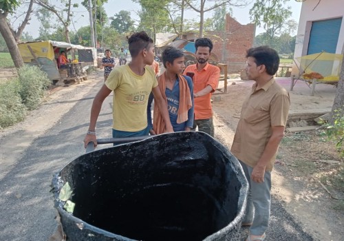 मानक गुणवत्ता बिहीन सड़क निर्माण में नाबालिक बच्चों से कराया जा रहा काम । 