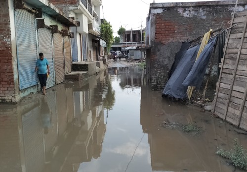 भारी जलभराव की समस्या से जूझ रहे वाहन चालक एवं राहगीर, जिम्मेदार जान बूझकर बने हुए हैं अंजान।