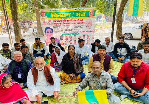 जिम्मेदार के न पहुंचने पर अनिश्चितकालीन धरने में बदला किसान मंच
