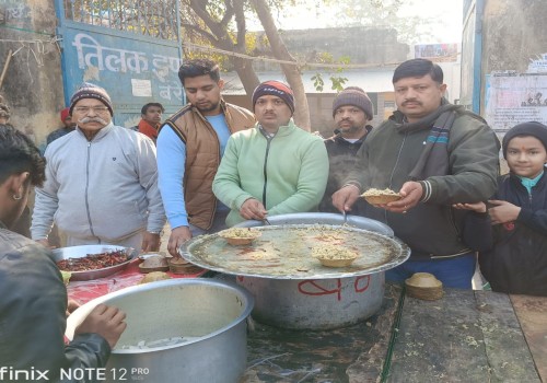 तिलक इंटर कॉलेज बरेली के निकट हनुमान मंदिर पर कराया गया खिचड़ी भोज