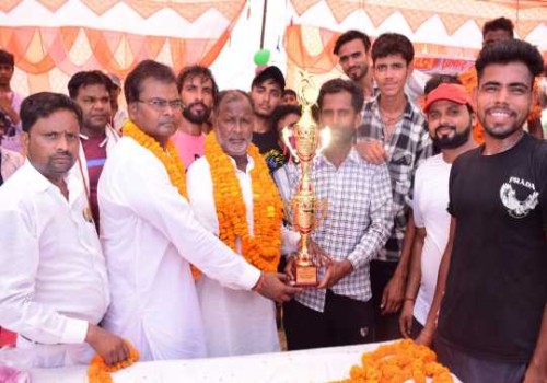 बरेली के गांव बलेही पहाड़पुर में जिला पंचायत सदस्य राम बहादुर लोधी ने जीते खिलाड़ियों को किया सम्मानित