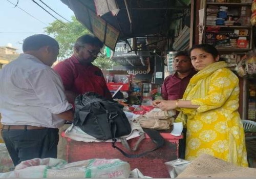 बरेली के कस्बा फतेहगंज पश्चिमी में फूड इंस्पेक्टर ने किराना की दुकान पर मारा छापा