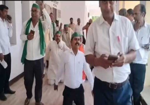 बरेली की तहसील मीरगंज में सम्पूर्ण समाधान दिवस में किसानों के अनोखे विरोध से मचा हड़कंप