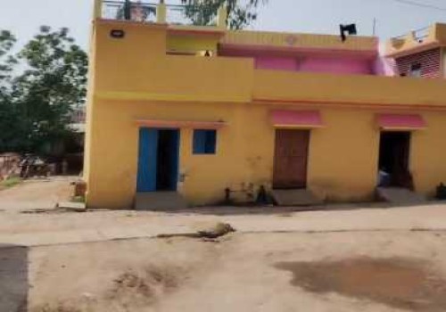 बरेली की तहसील मीरगंज के गांव बहादुरपुर में कब्जे वाली जमीन छोड़ दूसरी जगह स्वास्थ्य केंद्र बनाने की जिद पर लेखपाल