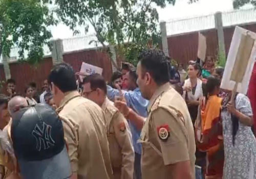 बिजली कनेक्शन कि मांग को लेकर जिलाधिकारी कार्यालय जा रहें प्रदर्शनकारियों और पुलिस के बीच झड़प