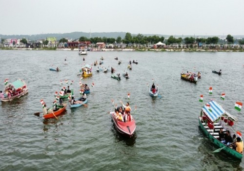 लाखा बंजारा झील में भाजपा ने निकाली जल तिरंगा यात्रा विधायक शैलेंद्र कुमार जैन जिला अध्यक्ष श्याम तिवारी महापौर संगीता तिवारी नगर निगम अध्यक्ष वृंदावन अहिरवार ने लहराया तिरंगा