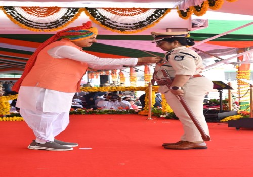 म. प्र. के मुख्यमंत्री मोहन यादव के द्वारा सागर जोन की आई जी हिमानी खन्ना को विशिष्ट सेवा के लिए भारत सरकार के सर्वोच्च पुलिस सम्मान “राष्ट्रपति पुलिस पदक” से सम्मानित किया गया