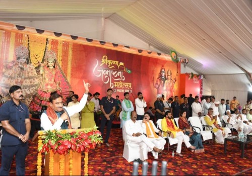 सागर के बामोरा स्थित रुद्राक्ष धाम में प्रसिद्ध भजन गायक हंसराज रघुवंशी व वैशाली की भजन संध्या भगवान श्रीकृष्ण का जीवन सोलह कलाओं का प्रतिबिम्ब-कैबिनेट मंत्री प्रहलाद पटेल