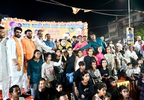 सागर में नगर विधायक शैलेन्द्र जैन द्वारा जन्माष्टमी के उपलक्ष्य में भव्य मटकी फोड़ प्रतियोगिता का आयोजन कराया गया नव जागृति गणेश समिति बनी टीम विजेता 35 हजार नगद पुरस्कार मिला