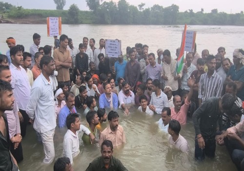 सागर के बंडा क्षेत्र में बनने वाले उल्दन बांध परियोजना के विस्थापन और उचित मुआवजा से वंचित परिवारों ने जल सत्याग्रह आंदोलन किया