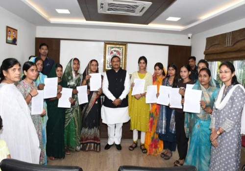 पूर्व गृहमंत्री, खुरई विधायक भूपेन्द्र सिंह ने 14 आंगनबाड़ी कार्यकर्ता व सहायिकाओं को नियुक्तिपत्र प्रदान किए