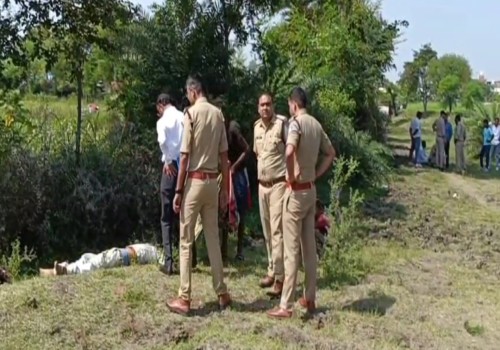 धारदार हथियार से गला रेत कर हत्या शव को खेत की झाड़ियों के नजदीक फैंका