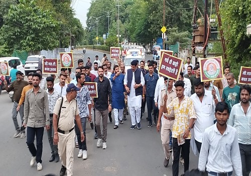 जीएसटी उत्सव के चलते कैबिनेट मंत्री गोविंद सिंह ने निकाली जनजागरण रैली, तिली से मेडिकल कॉलेज रोड के दुकानदारों से की मुलाकात