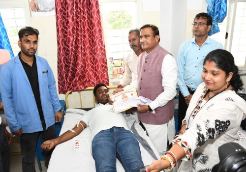 सागर के मालथौन में सेवा पखवाड़े पर स्वास्थ्य व रक्तदान शिविर लगा, बाजार भ्रमण कर जीएसटी के फायदे बताए -पूर्व गृहमंत्री खुरई विधायक भूपेन्द्र सिंह