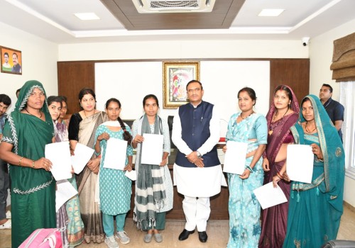 सागर की खुरई परियोजना अंतर्गत 11 आंगनबाड़ी केंद्रों में नवनियुक्त सहायिकाओं व कार्यकर्ताओं के नियुक्ति पत्र वितरित किए