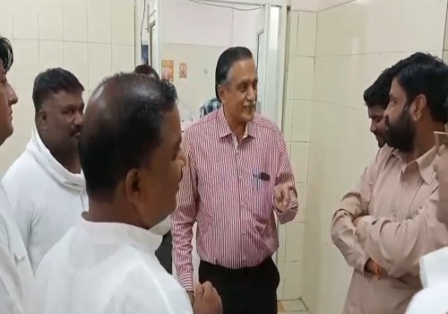 जिला शहर कांग्रेस अध्यक्ष ने किया बुंदेलखंड मेडिकल कॉलेज का निरीक्षण, खामियां मिलने पर नाराजगी जताई