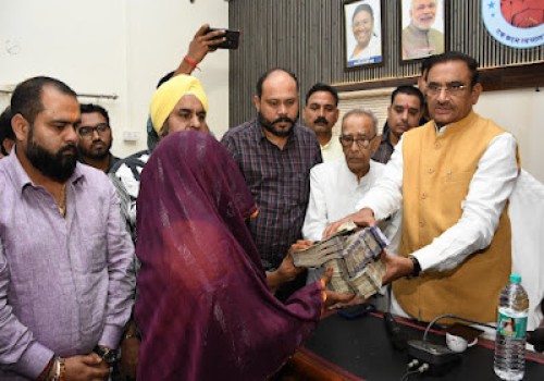 दिवंगत सफाई कर्मी के परिजनों को आठ लाख की त्वरित सहायता, आरोपी का अवैध मकान ढहाया