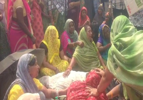 सागर के खुरई नगर पालिका के सफाई कर्मी की हत्या बाद परिवार ने किया चक्काजाम