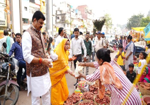 लोकल फॉर वोकल को बढ़ावा देने मंत्री गोविंद सिंह राजपूत सपरिवार खरीदी करने पहुंचे बाजार