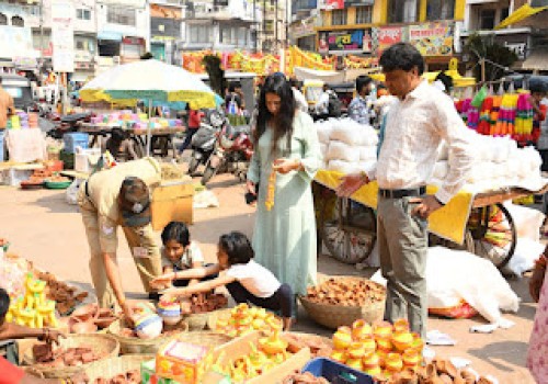 नगर निगम कमिश्नर राजकुमार खत्री ने स्वदेश की खरीद स्वदेशी दीपक, सजावट एवं पूजन सामग्री आदि
