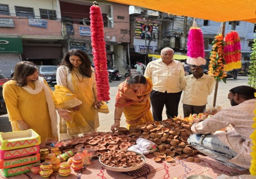 मेयर ने लिया वृद्धों का आशीर्वाद: सपरिवार स्थानीय कलाकारों के उत्पाद खरीद कर वोकल फॉर लोकल की जगाई अलख