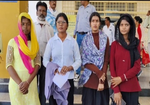 सागर में ‘डॉक्टर बनाने’ के नाम पर ठगी का आरोप, छात्राओं ने कलेक्टर से लगाई न्याय की गुहार