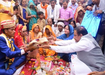 मुख्यमंत्री कन्यादान योजना के दौरान मंत्री भूपेंद्र सिंह और उनकी पत्नी ने बेटियों का किया कन्यादान