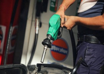 सात सप्ताह में 26वीं बार बढ़े वाहन ईंधन के दाम, बेंगलुरु में भी पेट्रोल 100 रुपये प्रति लीटर के पार
