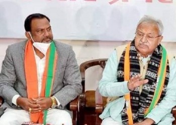 बिसवां से विधायक व लहरपुर के ब्लाक प्रमुख रहे निर्मल वर्मा ने बुधवार को समाजवादी पार्टी छोड़कर भाजपा का दामन थाम लिया