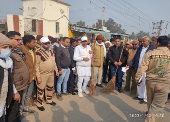 डेरा सच्चा सौदा के अनुयायियों ने बरवाला शहर में चलाया सफाई अभियान डेरा सच्चा सौदा के अनुयायियों की जितनी प्रशंसा की जाए उतनी ही कम है-- रमेश बैटरीवाला पृथ्वी साफ होगी तो समाज में कोई भी बीमारी नजदीक नहीं आएगी-- मास्टर ईश्वर सिंह इंसा 