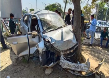 ग्रेटर नोएडा के डेल्टा 2 गोल चक्कर के पास एक अनियंत्रित कार गोल चक्कर की बैरीगेटिंग को तोड़ते हुए एक पेड़ से टकरा गई, जिससे एक कार सवार युवक की मौत हो गई।