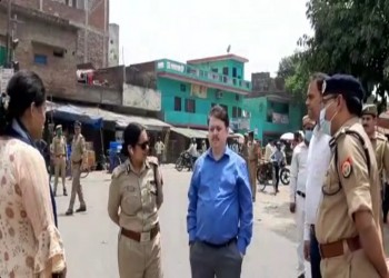 शांति व्यवस्था का जायजा लेने महमूदाबाद पहुंचे- कमिश्नर व आईजी 