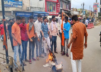 अखिल भारतीय विद्यार्थी परिषद सीतापुरकार्यकर्ताओं द्वारा विरोध प्रदर्शन कर सिधौली कोतवाल का पुतला दहन किया। 