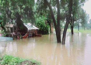 बाढ़ से आवागमन प्रभावित ग्रामीण ले रहे नाव का सहारा। 