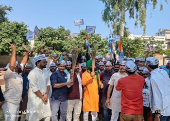 तिरंगा शाखा के कार्यकर्ताओं ने सीतापुर शहर में लगाई विभिन्न स्थानों पर झाड़ू