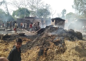धुएँ की चिंगारी से लगी आग एक दर्जन से अधिक परिवार के जले घर