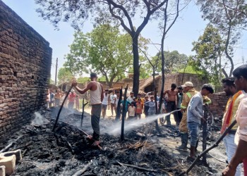 अज्ञात कारणों से लगी आग, चपेट में जले 4 परिवार