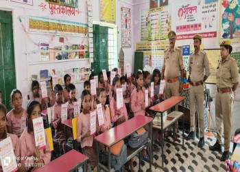 सुरक्षा का पाठ पढ़ाती महिला पुलिस कर्मी...