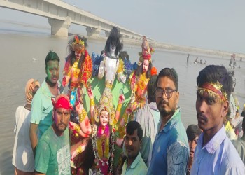 जयकारों के साथ मॉ की प्रतिमाओं का किया गया विसर्जन