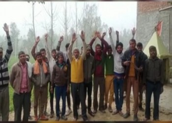 विधानसभा 119 मीरगंज में खमरिया आजमपुर की गोटिया के ग्रामीणों ने किया चुनाव में किसी को वोट देने से इनकार