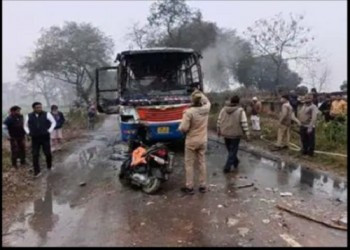 शीशगढ़ बरेली की लोकल बस ने बाइक सवार बुजुर्ग को मारी टक्कर और भीड़ ने बस में लगाई आग