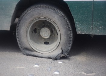 बरेली रामपुर रोड मीरगंज ओवरब्रिज प्राइवेट बस का टायर फटा 2 यात्री घायल 