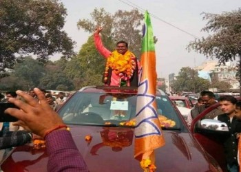 बरेली के मीरगंज विधानसभा से बीजेपी प्रत्याशी डॉ डीसी वर्मा मतगणना स्थल से विजयी होकर बाहर निकले अपने समर्थकों का  धन्यवाद करते हुए