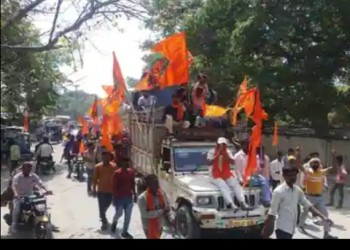 हिंदू नव वर्ष पर बरेली के कस्बा मीरगंज में निकाली भगवा यात्रा हाथों में थे भगवा  झंडा युवाओं में दिखा सनातन धर्म के प्रति जोश