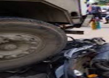शीशगढ़ बहेड़ी रोड पर मानपुर के पास ट्रक ने बाइक को सामने से मारी टक्कर बाइक सवार हुआ घायल
