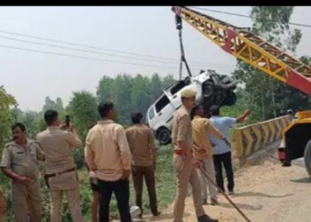 मुजफ्फरनगर के दंपत्ति की कार फतेहगंज पश्चिमी के पास खाई में पलटी पानी में डूबकर  मौत